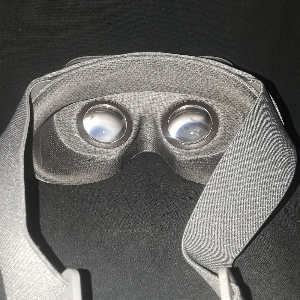 Daydream virtual riality  glasses of google